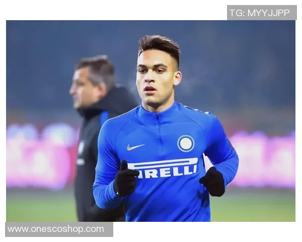 马丁内斯的传奇旅程：从足球新星到世界级教练的成长故事